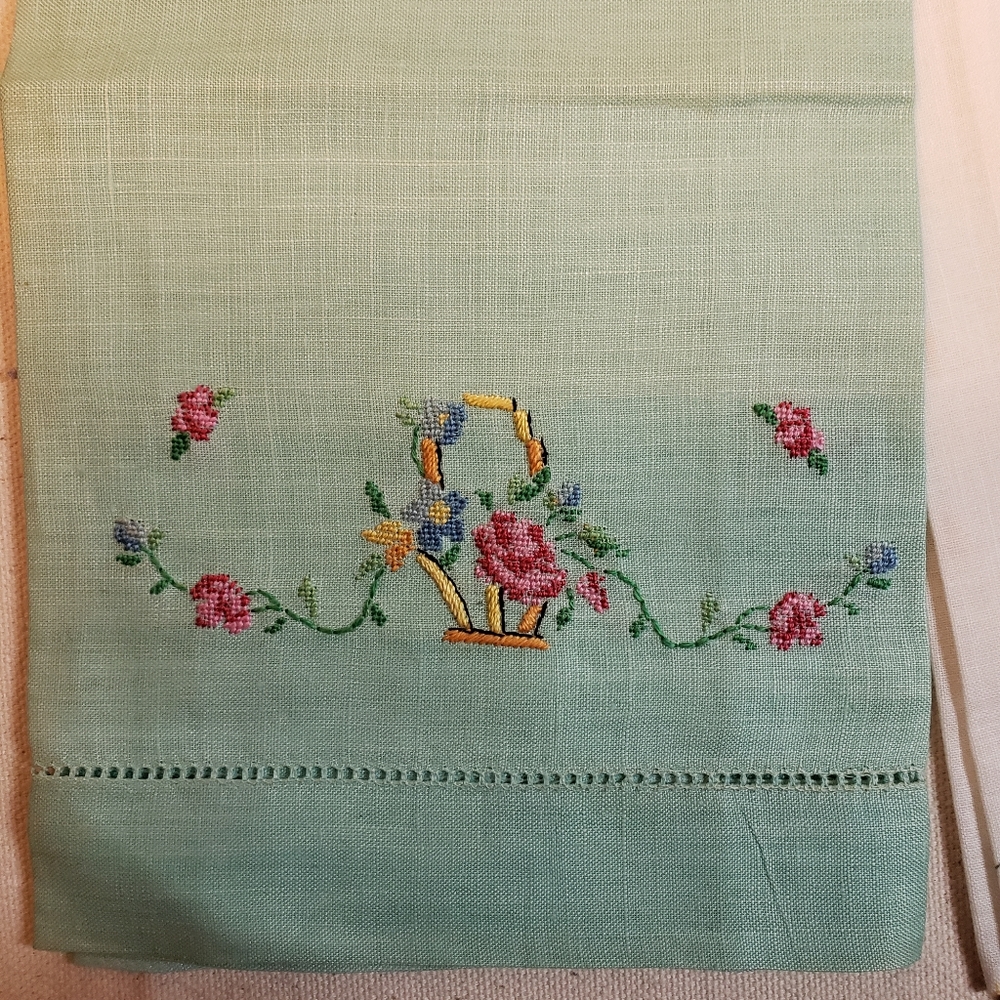 3 vintage linen tea towels - Picture 7 of 7